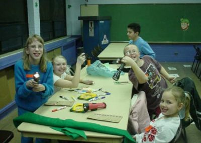 children learning about flashlights